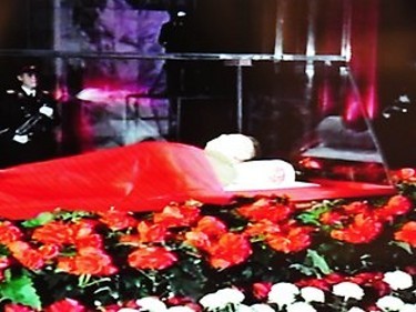 Jasad Kim Jong-il Ditaruh di Peti Mati Kaca