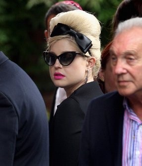 Jatuh dari Tempat Tidur, Tangan Kelly Osbourne Retak