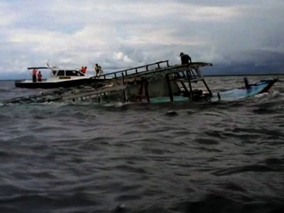 Bangkai Kapal Imigran Gelap Dievakuasi