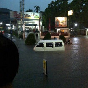 10 Truk Angkut Sampah dan Lumpur Sisa Banjir di Pasteur