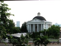 Gereja Immanuel yang terlihat dari Stasiun gambir (taranusa.blogspot.com) Gereja Immanuel yang terlihat dari Stasiun gambir (taranusa.blogspot.com)