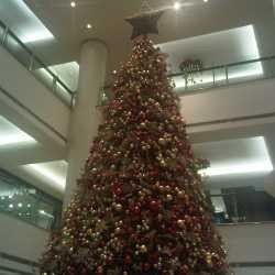 Pohon Natal Raksasa dan Taman Salju di Mall Jakarta