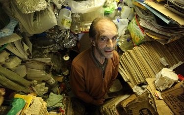 Punya Kebiasan Timbun Barang, Rumah Pria Ini Bak Lautan Sampah