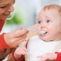  Hindari Garam Saat Kenalkan Makanan Pertama Bayi