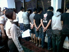 Polisi Tangkap 12 Pengeroyok Aconx