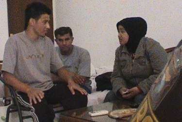 Imigran Lolos Diduga karena Bantuan Polisi & Petugas Imigrasi