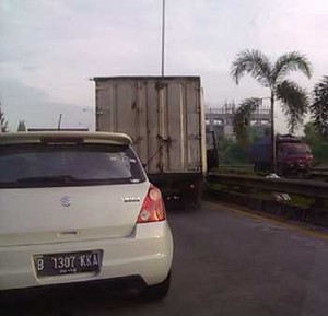 Mobil Boks Tabrak Pagar Pembatas Tol JORR