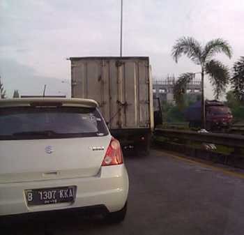 Mobil Boks Tabrak Pagar Pembatas Tol JORR