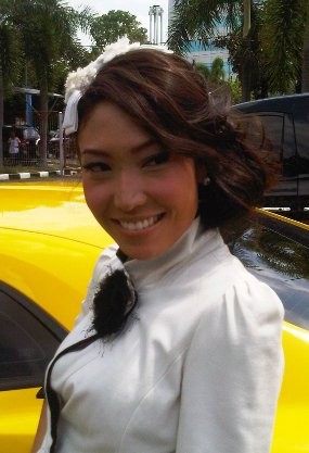 Selalu Cium Tangan, Bakti Ayu Dewi untuk Ibunda