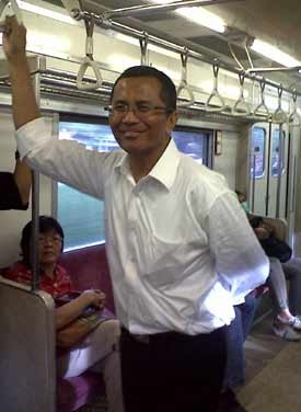 Naik Commuter Line, Dahlan Tebar Senyum ke Penumpang