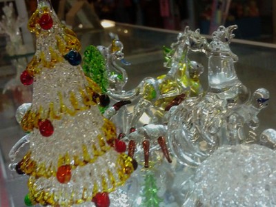 Hiasan Kaca Pyrex Semarakkan Natal