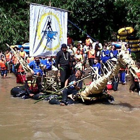 Ayi dan Erwan Tunggangi Naga di Cikapundung
