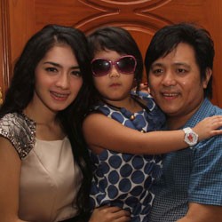 Angel Karamoy & Steven Absen Natalan di Luar Negeri