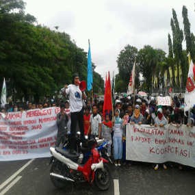 Massa Forgat Makassar Protes Penembakan Polisi di Bima