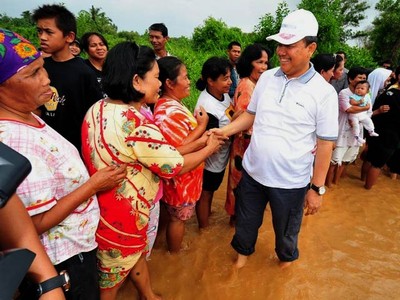 Korban Banjir Riau Curhat ke Gubernur