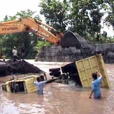 Truk Milik Penambang Pasir Diterjang Lahar Dingin Semeru