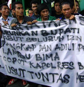 Mahasiswa Bima Desak Bupati Ferry Zulkarnain Turun dari Jabatan