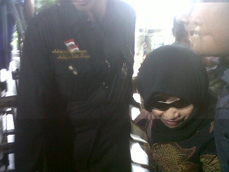 Tetap Konsisten Berkacamata Hitam, Nunun Diperiksa KPK