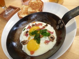 Sarapan Asyik di Kandang Burung Colibri