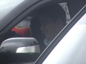 Ditemani Brotoseno, Angie Bagikan Bantuan ke Pengungsi di Wonosobo