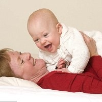 Bayi Ini Harus Digelitik Terus Agar Tak Berhenti Bernapas