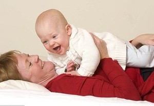 Bayi Ini Harus Digelitik Terus Agar Tak Berhenti Bernapas