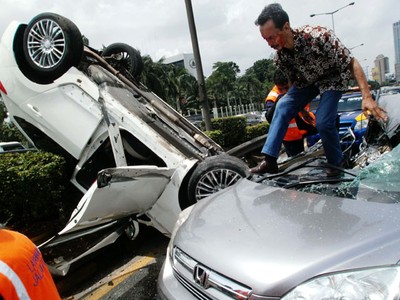 Duarr...! Hyundai Tabrak CRV dan Terbalik