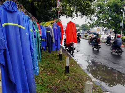 Hujan Datang, Pedagang Jas Hujan Senang