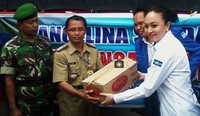 Secara simbolis Anggie menyerahkan bantuan. Parwito/detikcom.