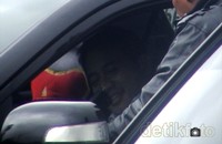Anggie datang bersama kekasihnya yang juga mantan penyidik KPK, Kompol Brotoseno. Parwito/detikcom.