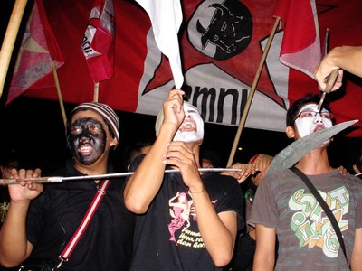 Aksi Protes Pemberangkatan Polisi ke Bima