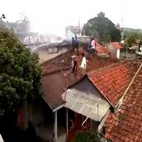 Atap Rumah Terbakar, Penghuni Malah Asyik Ngobrol