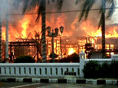 Rumah Bupati Kobar Dibakar Massa