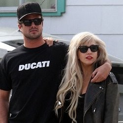 Ini Dia Foto Mesra Pertama Gaga dan Pacarnya