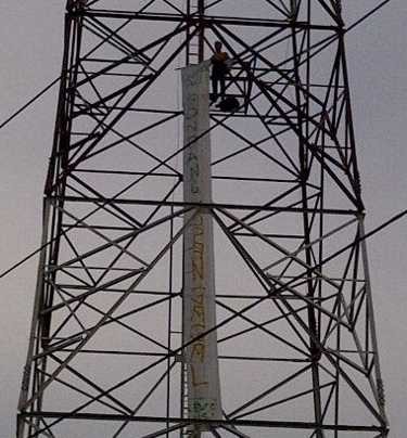 Mahasiswa Asahan Nekat Panjat Tower Stasiun Kisaran