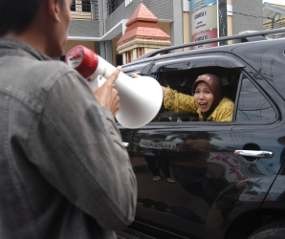 Mobil Dipukuli, Ketua DPRD Situbondo Umpat Pengunjuk Rasa