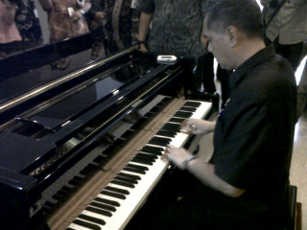 Bak David Foster, Gita Wirjawan Pamer Kepiawaian Main Piano