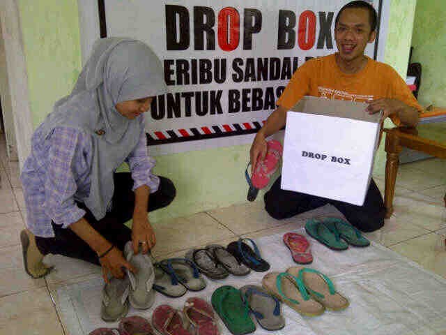 Di Posko Cibubur, Kuli Bangunan Sumbang Sandal untuk Kapolri