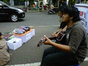 Di Solo, Tukang Becak Sumbang Sandal Jepit Untuk Kapolri