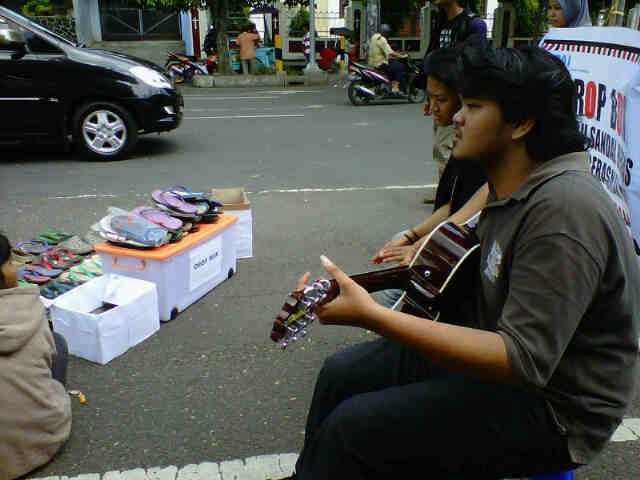 Di Solo, Tukang Becak Sumbang Sandal Jepit Untuk Kapolri