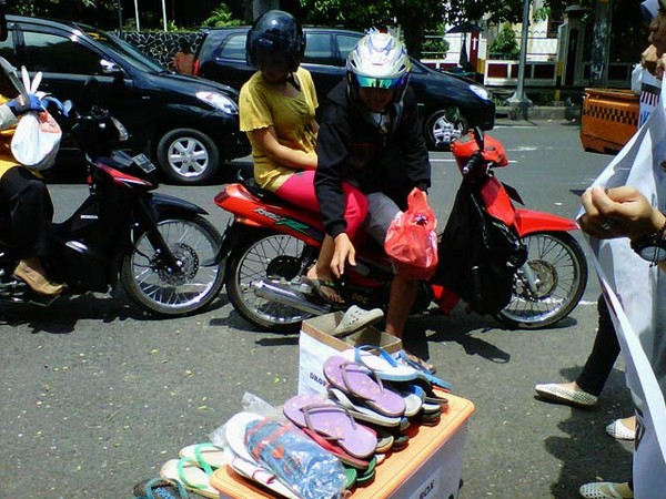 Seribu Sandal untuk Kapolri