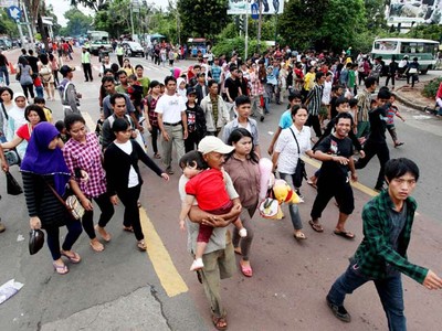 Warga Jalan Kaki 2 Km Demi ke Ragunan