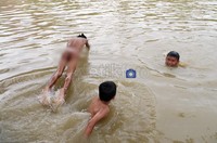 Anak-anak berenang tanpa pakaian. Mereka menghabiskan waktu siang dengan berenang di Kali Malang. (detikcom/Rengga Sancaya).