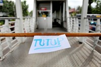 Penutupan halte bus TransJakarta sejak pukul 13.00 WIB. Sebab, volume penumpang tidak sebanding dengan armada busway. Juga jalanan yang padat.