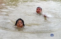 Arus yang cukup kencang membuat anak-anak hanya bermain di pinggir kali. Byur...air sungai pun membasahi tubuh. (detikcom/Rengga Sancaya).
