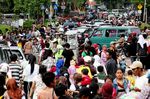 Warga Jalan Kaki 2 Km Demi ke Ragunan