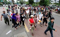 Jarak jalan kaki ini kira-kira 2 km dan cukup menguras keringat.