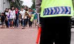 Warga Jalan Kaki 2 Km Demi ke Ragunan