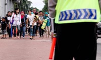 Kendati ditutup, tidak ada pilihan lain bagi pengunjung Ragunan untuk berjalan kaki.