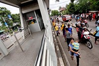 Pengunjung Ragunan berjalan kaki disamping halte yang ditutup. Penutupan ini banyak dikeluhkan pengguna bus TransJakarta. Sebab penumpang harus berjalan kaki tidak kurang dari 2 km.